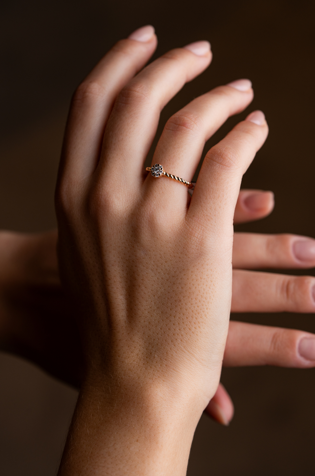 Anel de noivado de ouro e diamantes