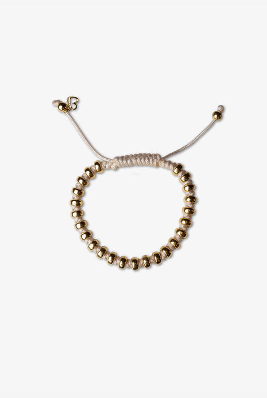 Pulseira com bolinhas prateadas e algodão creme. 