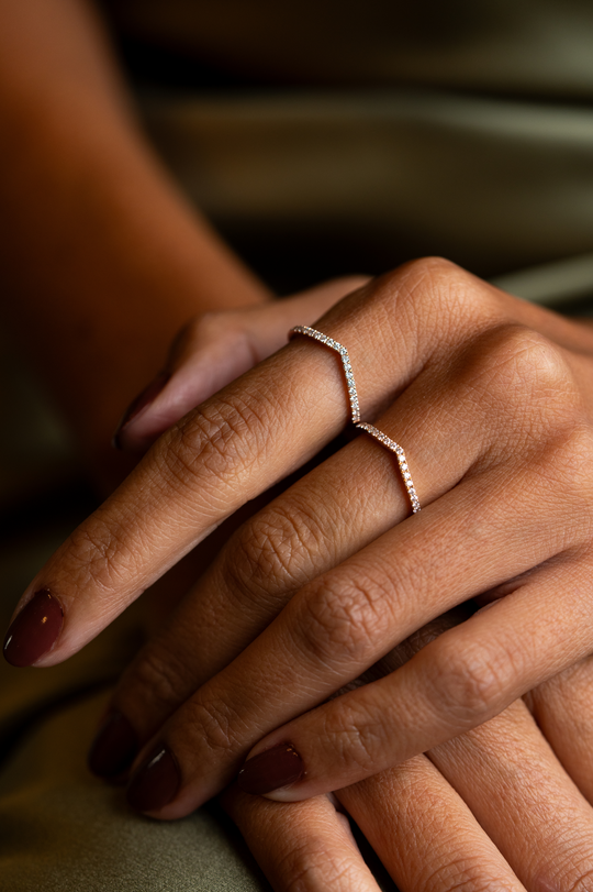 Anel em V em ouro rosa com diamantes