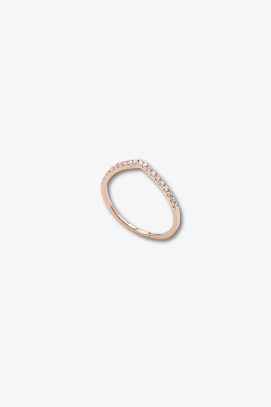 Anel V em ouro rosa com diamantes
