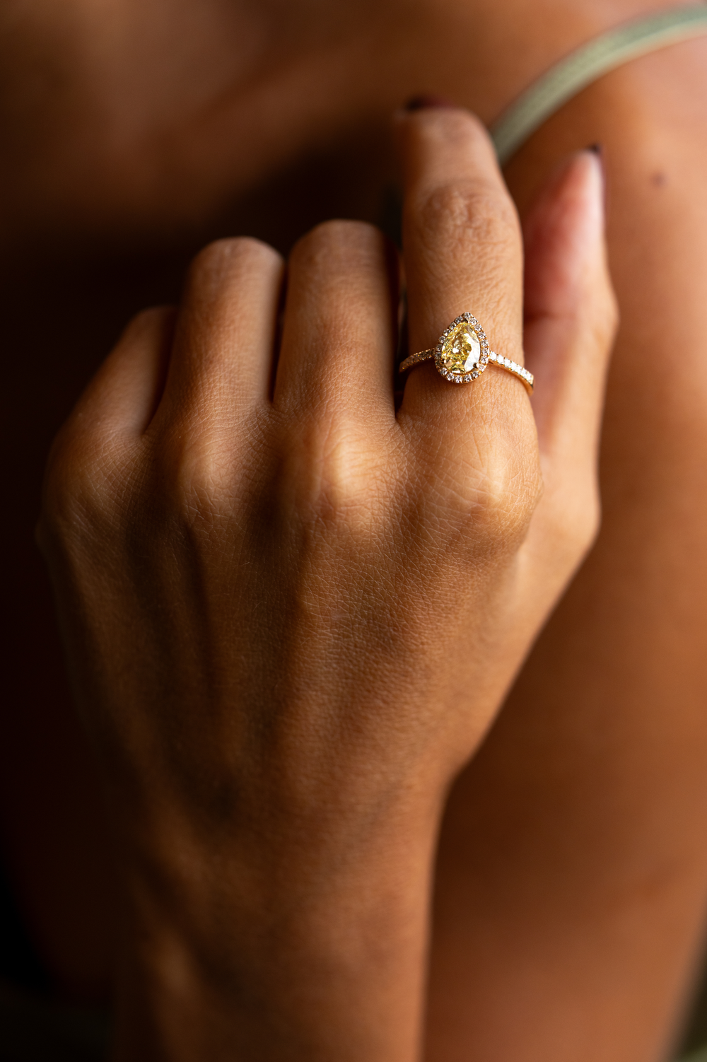 Anel de ouro rosa com diamante amarelo