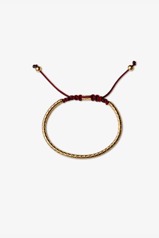 Pulseira em prata amarela com algodão bordeaux