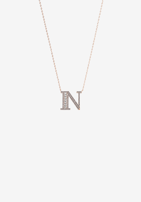 Colar letra em ouro e diamantes