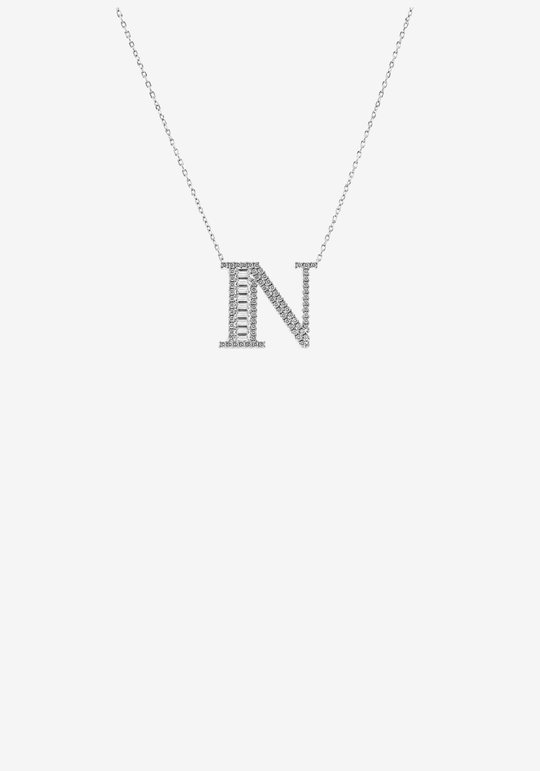 Colar letra em ouro e diamantes