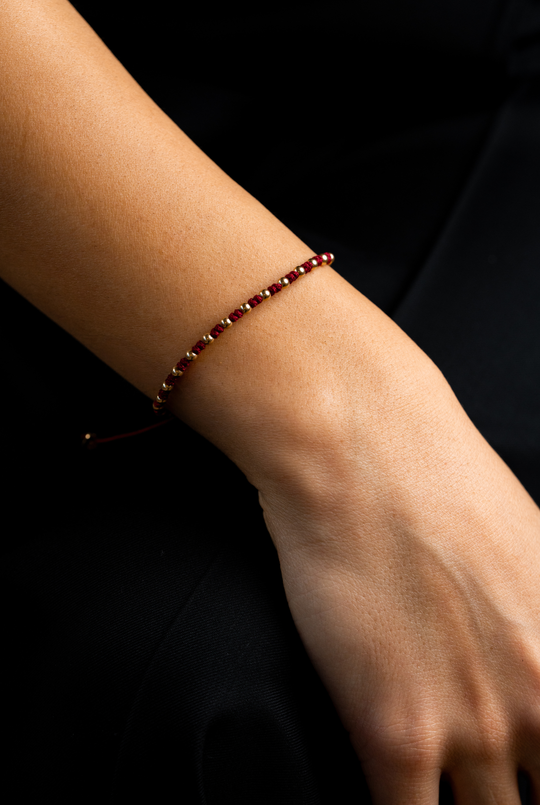 Pulseira com bolinhas em ouro amarelo e algodão bordeaux. 