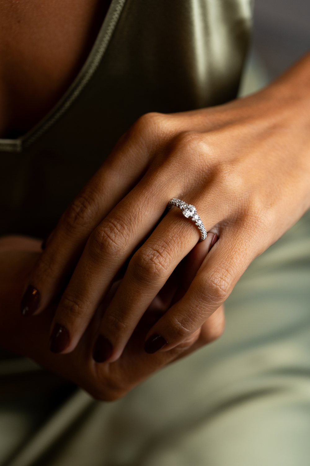 Anel de noivado em Ouro Branco e Diamantes