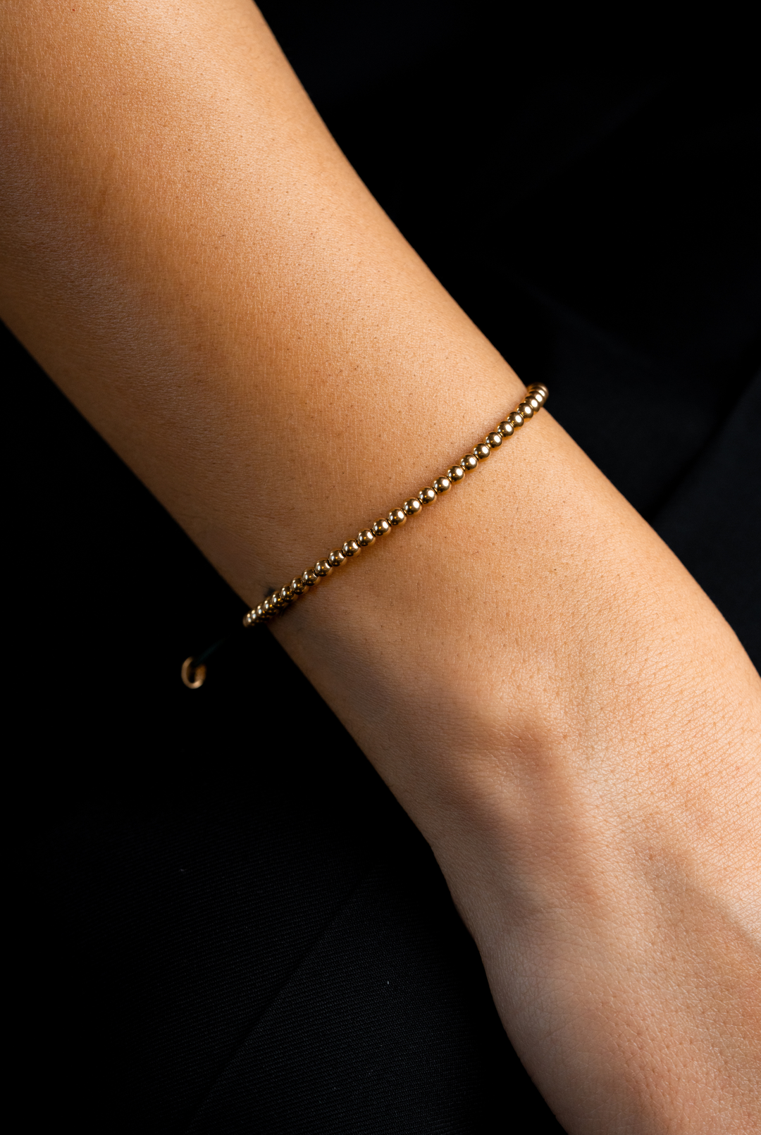 Pulseira às bolinhas em ouro amarelo com algodão azul