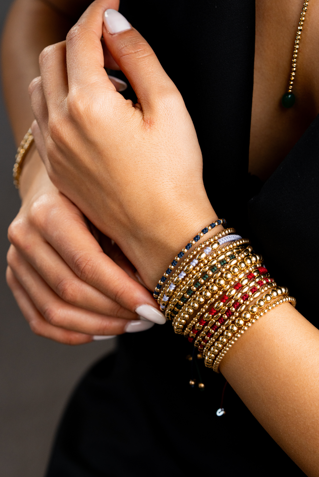 Pulseira em ouro amarelo com algodão lilás