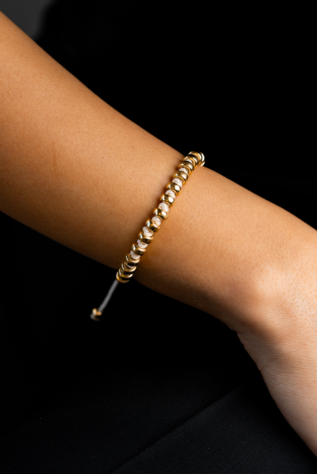 Pulseira com bolinhas prateadas e algodão creme. 