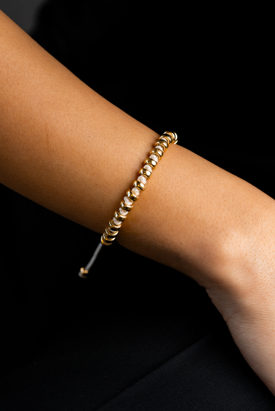 Pulseira com bolinhas prateadas e algodão creme. 