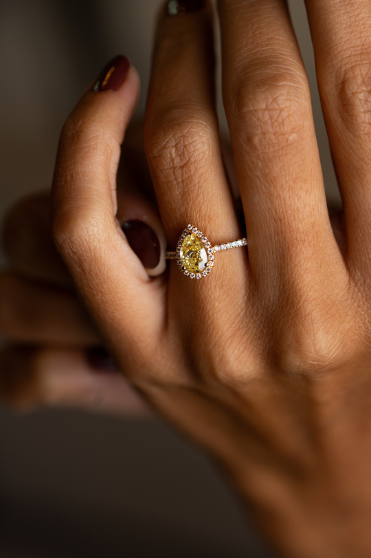 Anel de ouro rosa com diamante amarelo