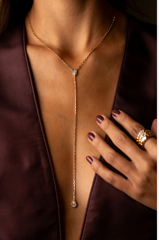 Colar comprido em ouro rosa com diamantes