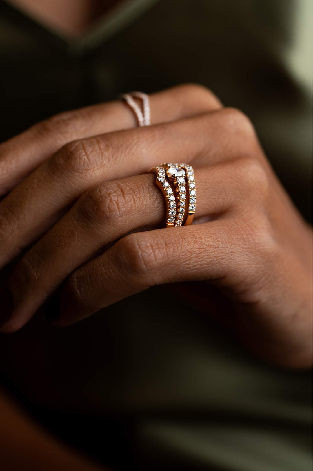 Anel V em ouro rosa com diamantes II