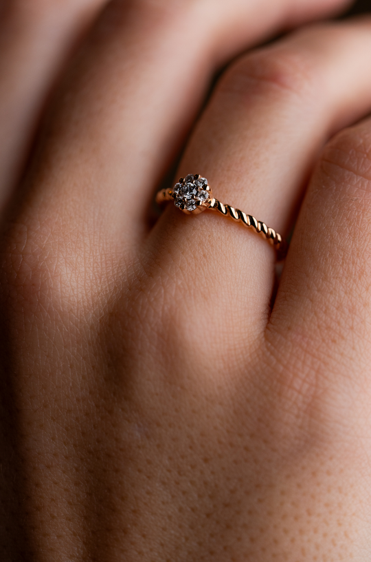 Anel de noivado de ouro e diamantes