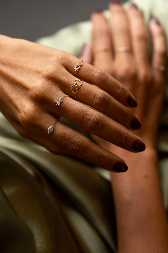 Anel de malha em ouro com dois corações