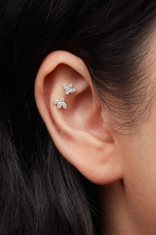 Piercing lótus com três diamantes