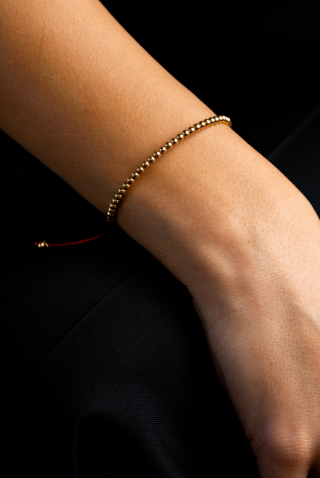 Pulseira às bolinhas em ouro amarelo com algodão bordeaux