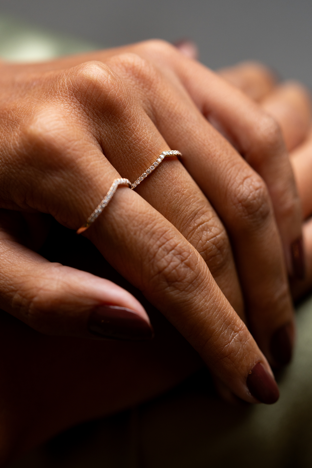 Anel em V em ouro rosa com diamantes