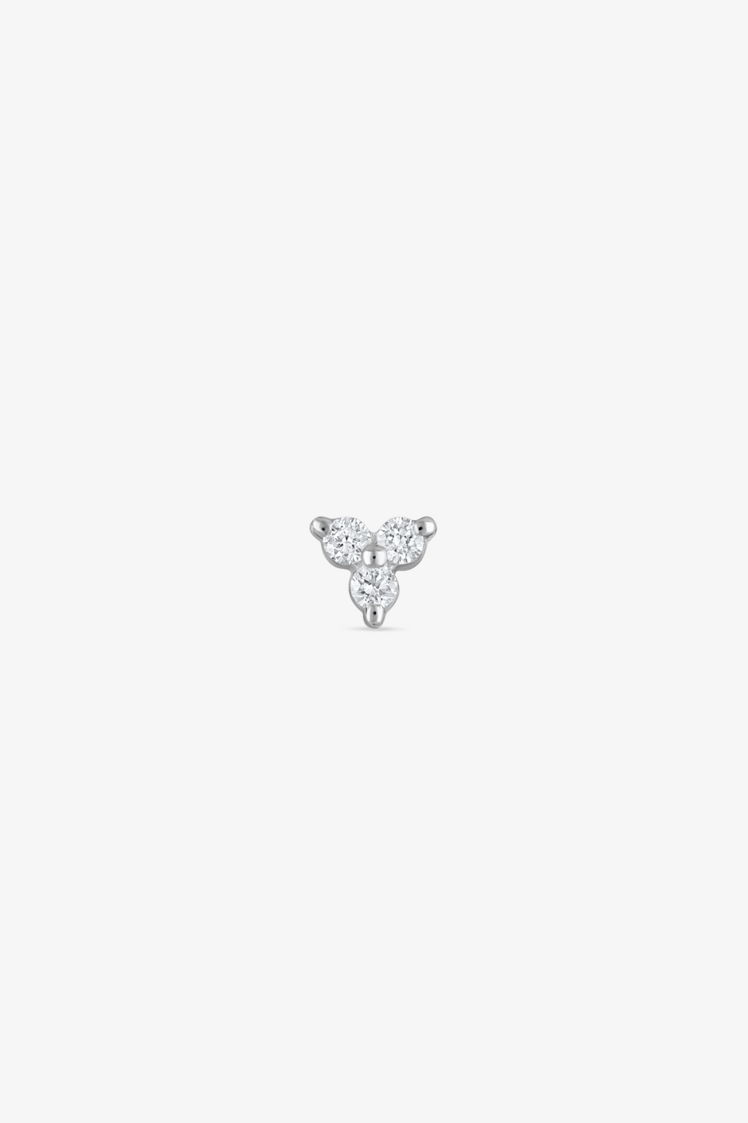 Piercing com três diamantes