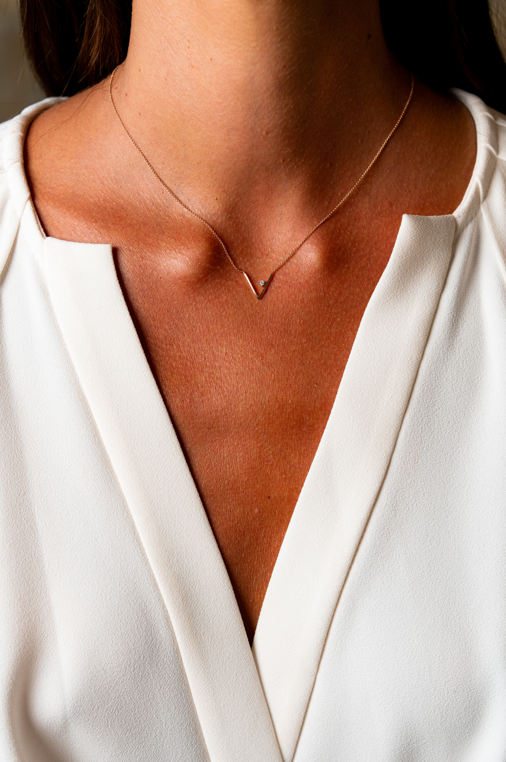 Colar V em Ouro Rosa com Diamante