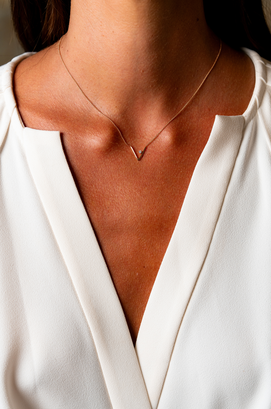 Colar V em Ouro Rosa com Diamante
