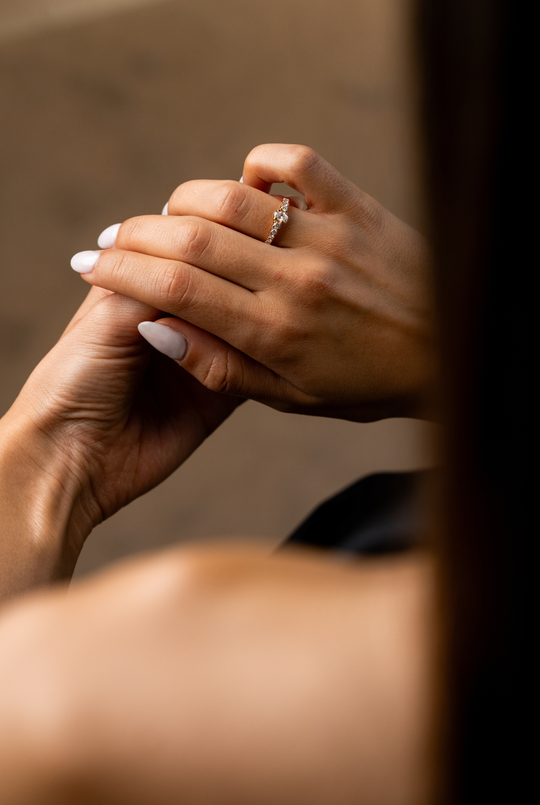 Anel de noivado em ouro rosa com diamantes