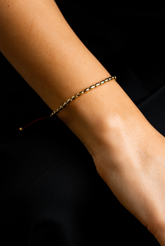 Pulseira em ouro amarelo com algodão bordeaux