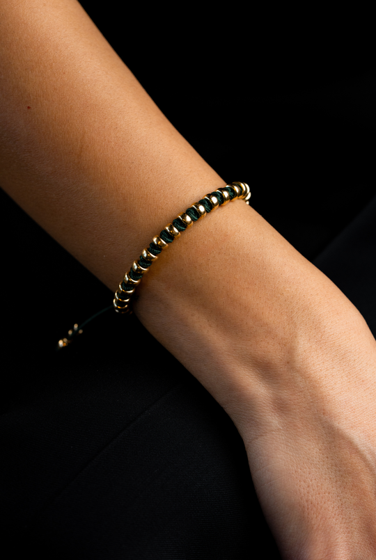 Pulseira de bolinhas prateadas com algodão verde escuro 