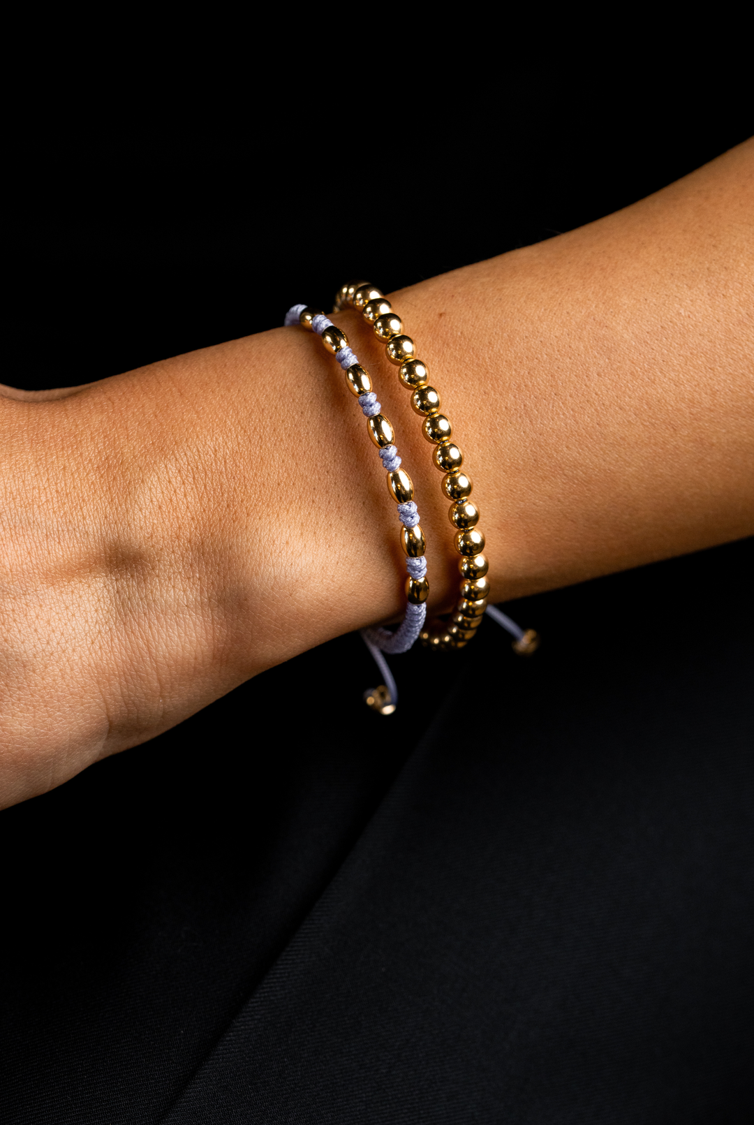 Pulseira às bolinhas em ouro amarelo com algodão lilás 