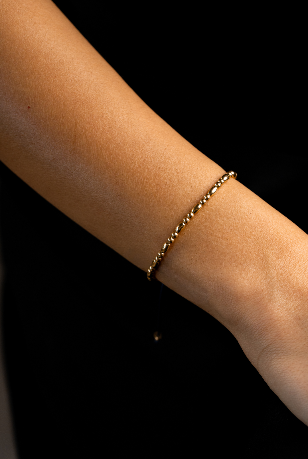 Pulseira em ouro amarelo com algodão azul