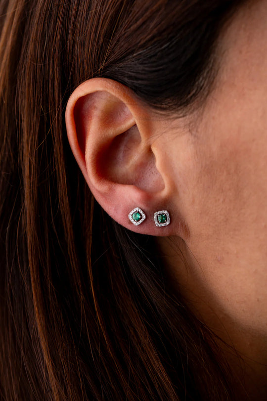 Brincos em ouro branco com esmeraldas