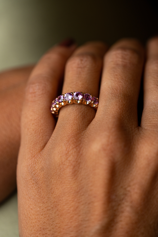 Anel de ouro rosa com safiras rosa