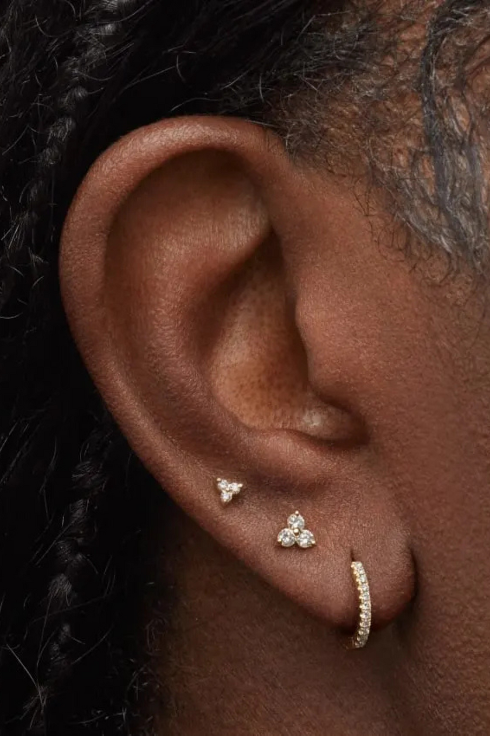 Piercing com três diamantes