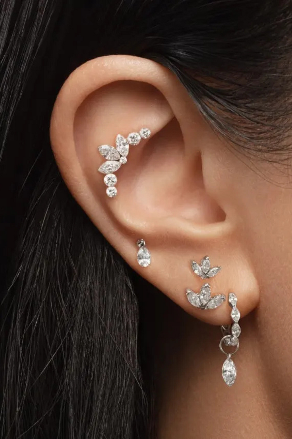 Piercing em pêra com diamantes