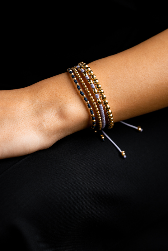 Pulseira às bolinhas em ouro amarelo com algodão lilás 