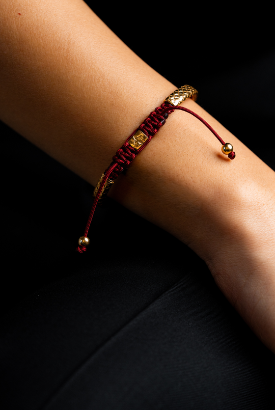 Pulseira em prata amarela com algodão bordeaux