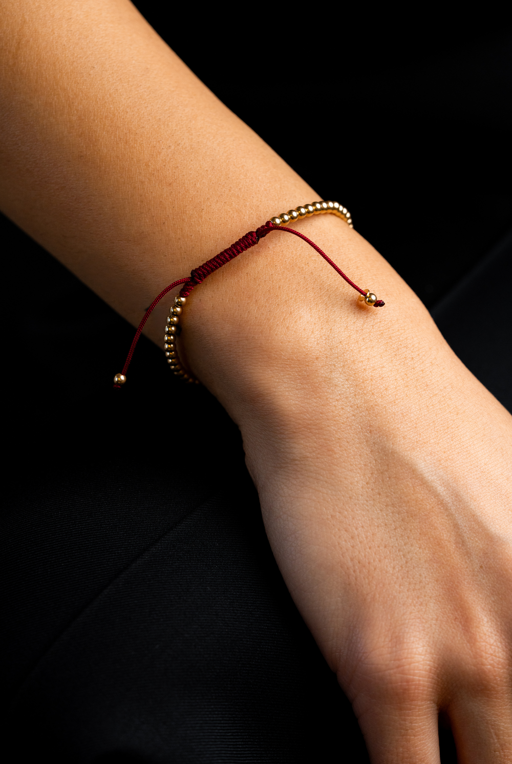 Pulseira ouro amarelo com bolinhas e algodão burgundy