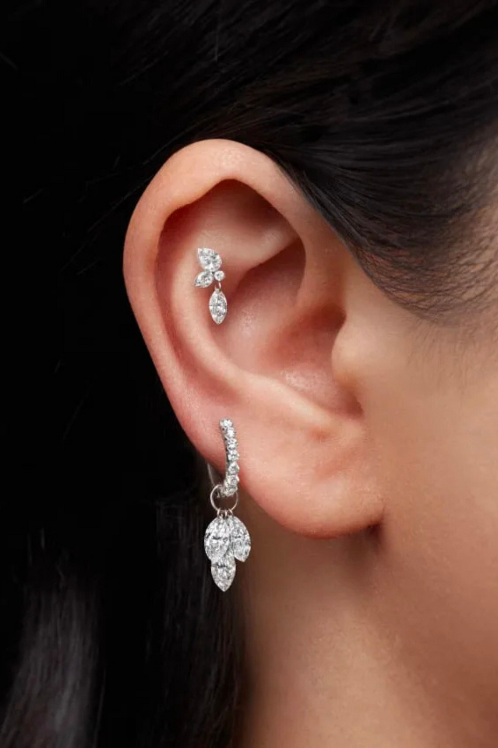 Piercing em pêra com diamantes