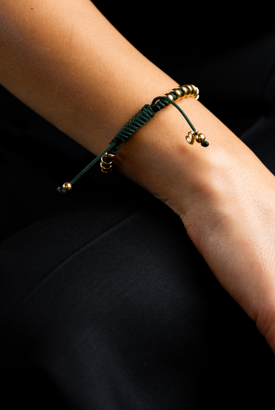 Pulseira de bolinhas prateadas com algodão verde escuro 