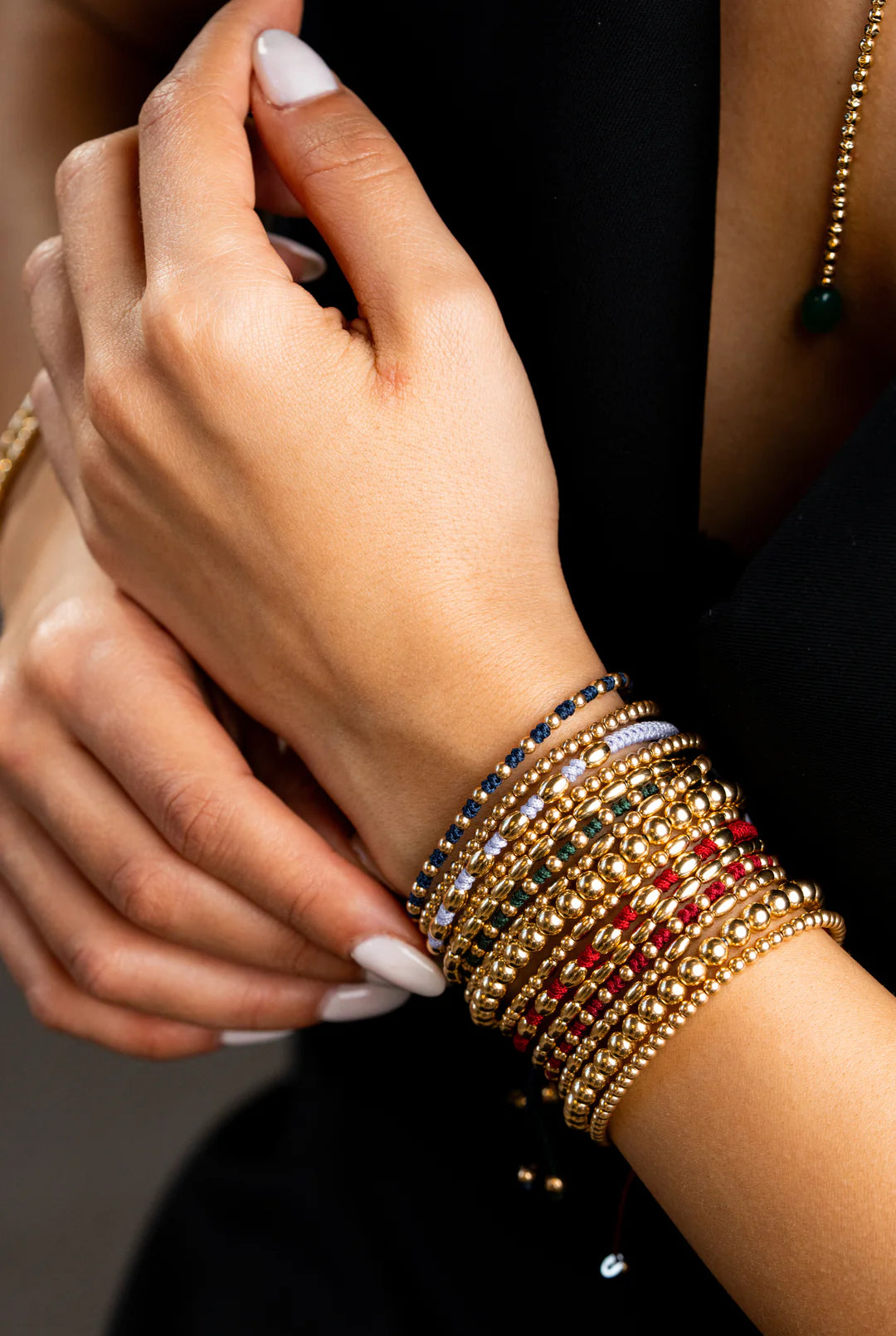 Pulseira às bolinhas em ouro amarelo com algodão bordeaux