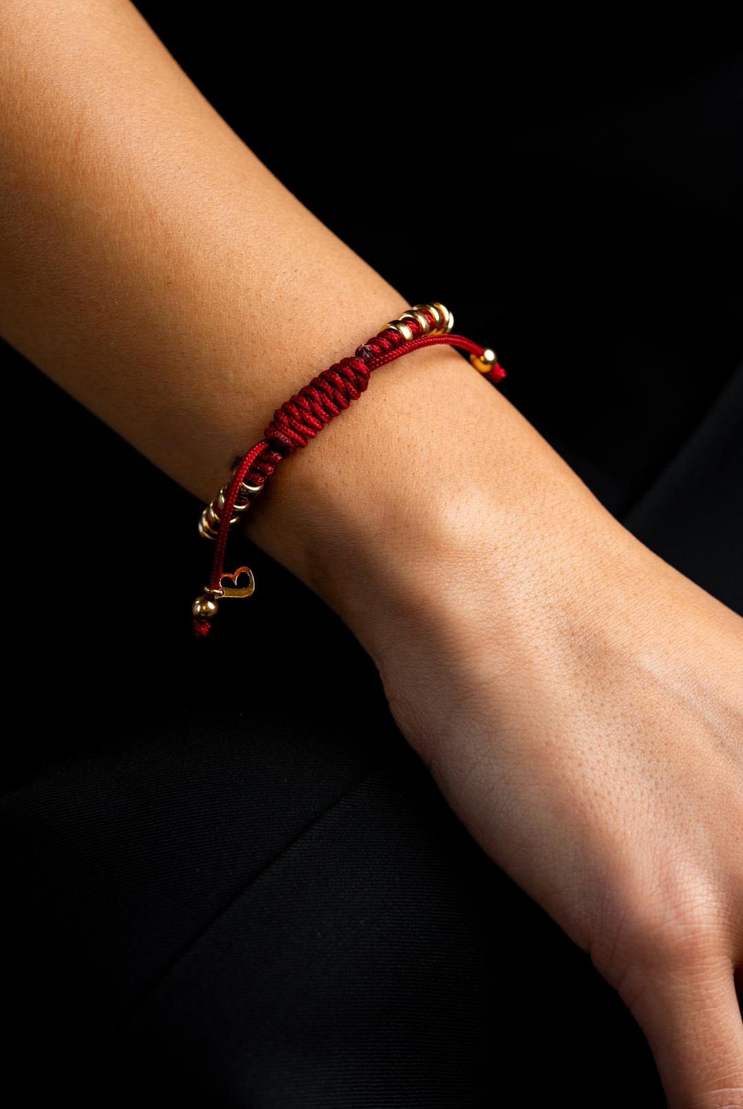 Pulseira com bolinhas prateadas e algodão bordeaux 