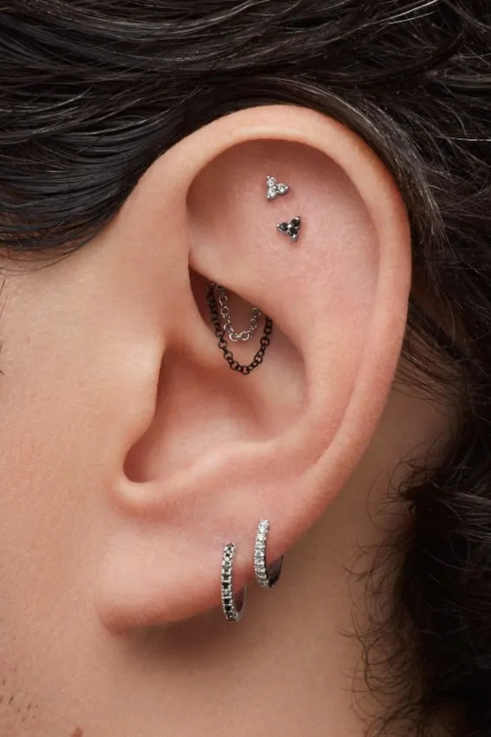 Piercing com três diamantes