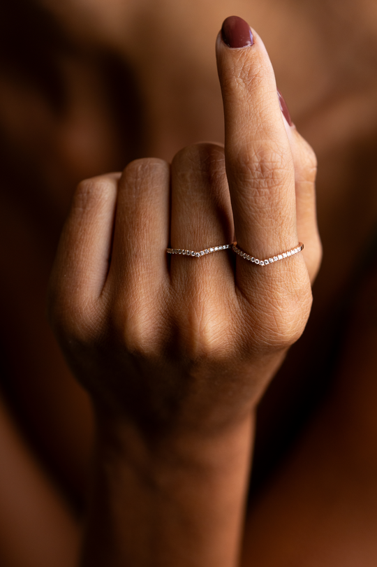Anel em V em ouro rosa com diamantes