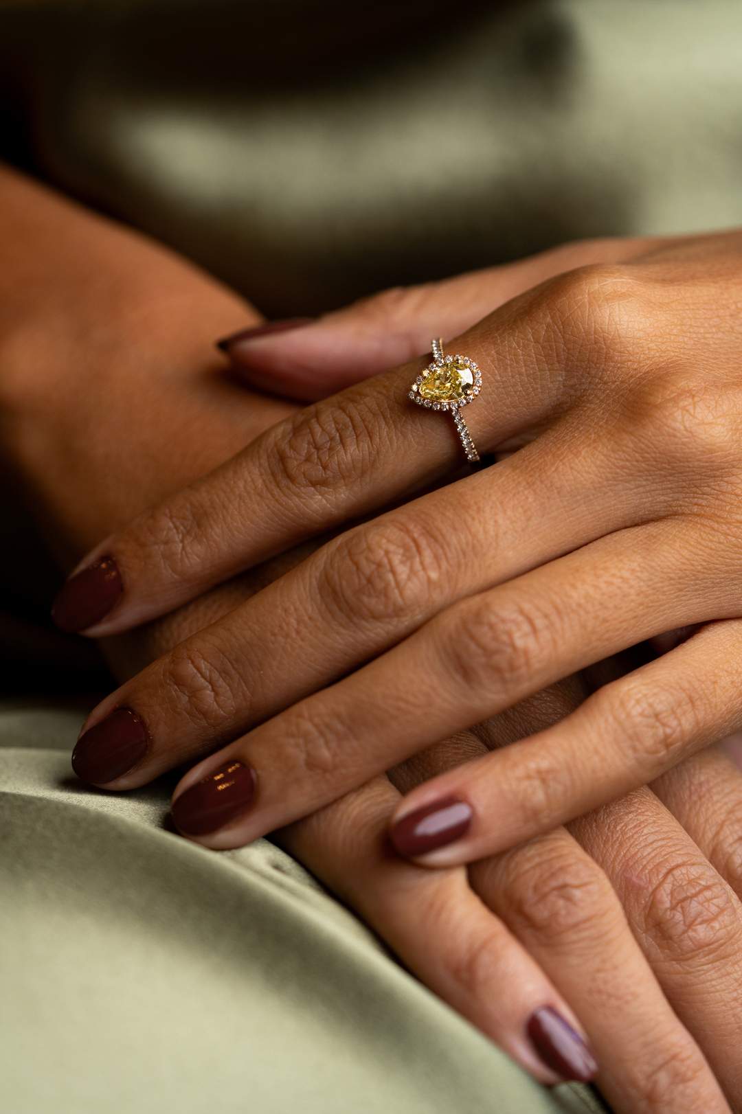 Anel de ouro rosa com diamante amarelo