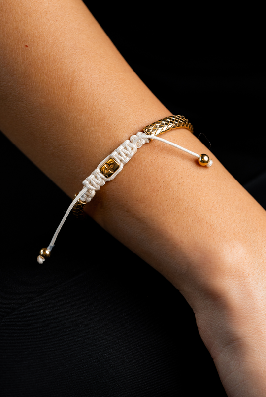 Pulseira em prata amarela com algodão branco