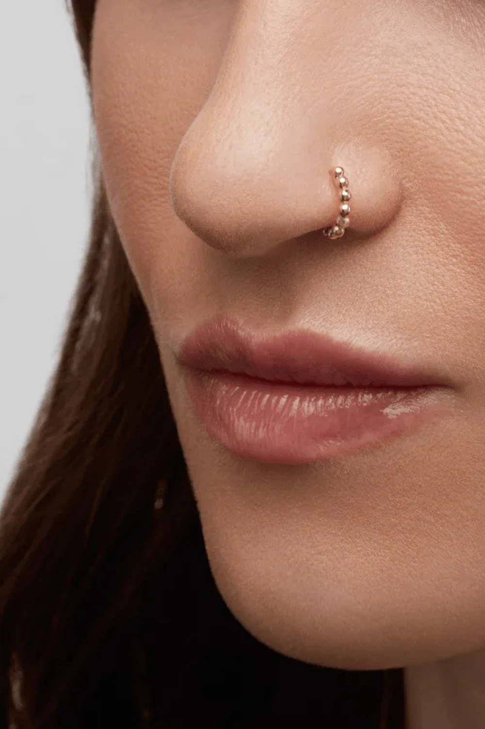 Piercing em argola com bolinhas