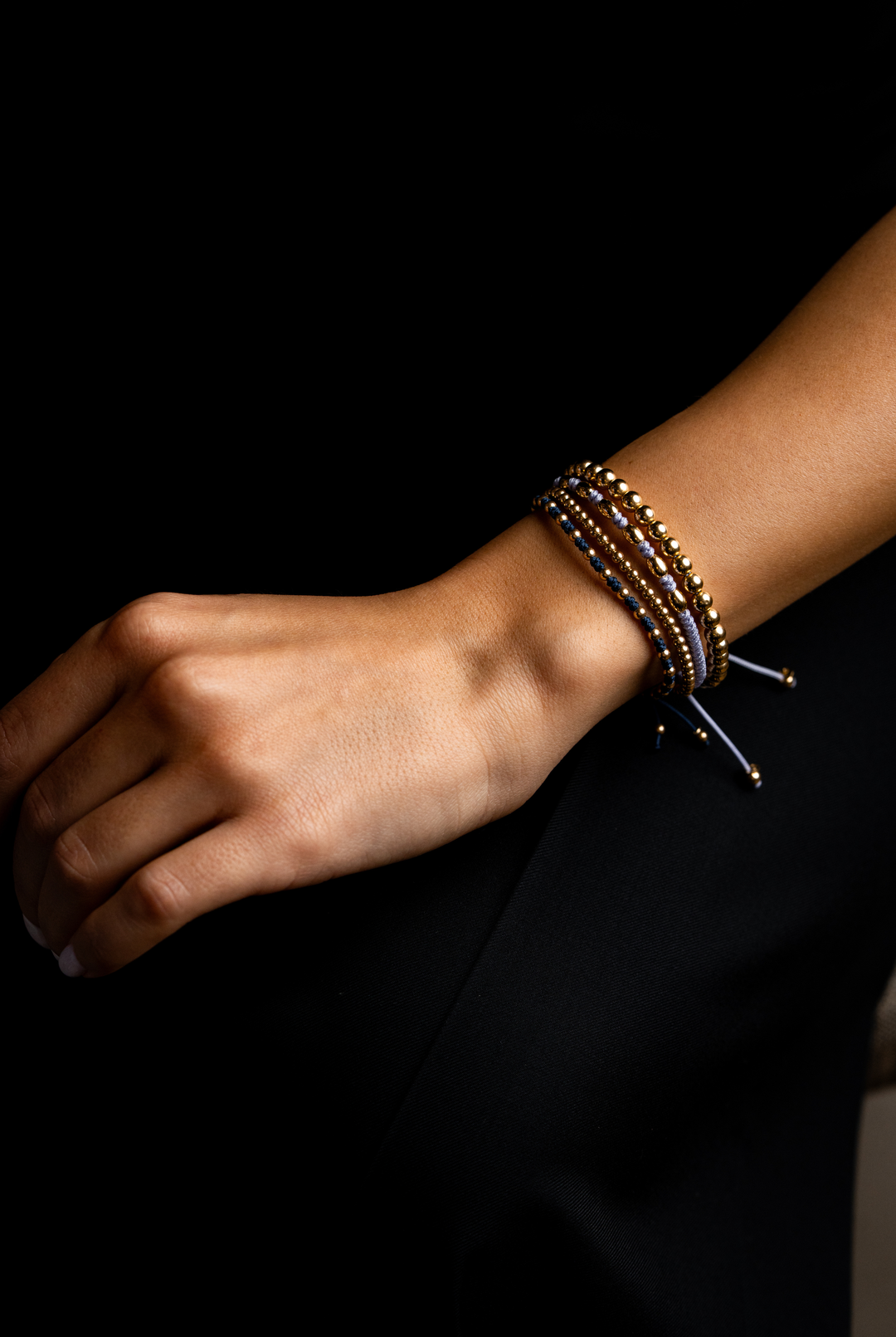 Pulseira às bolinhas em ouro amarelo com algodão azul