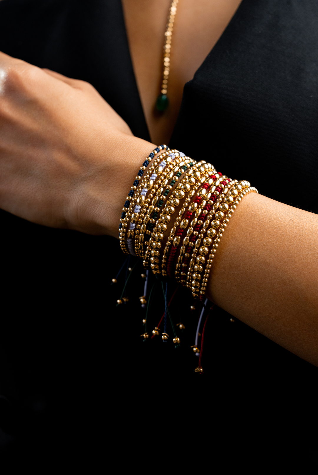 Pulseira com bolinhas em ouro amarelo e algodão bordeaux. 