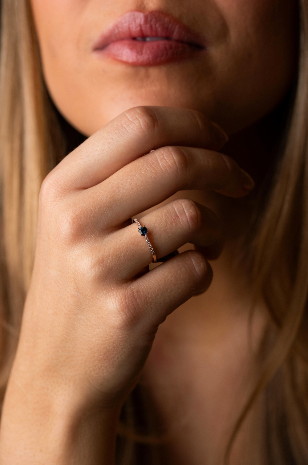 Anel em ouro rosa com diamantes e safira azul