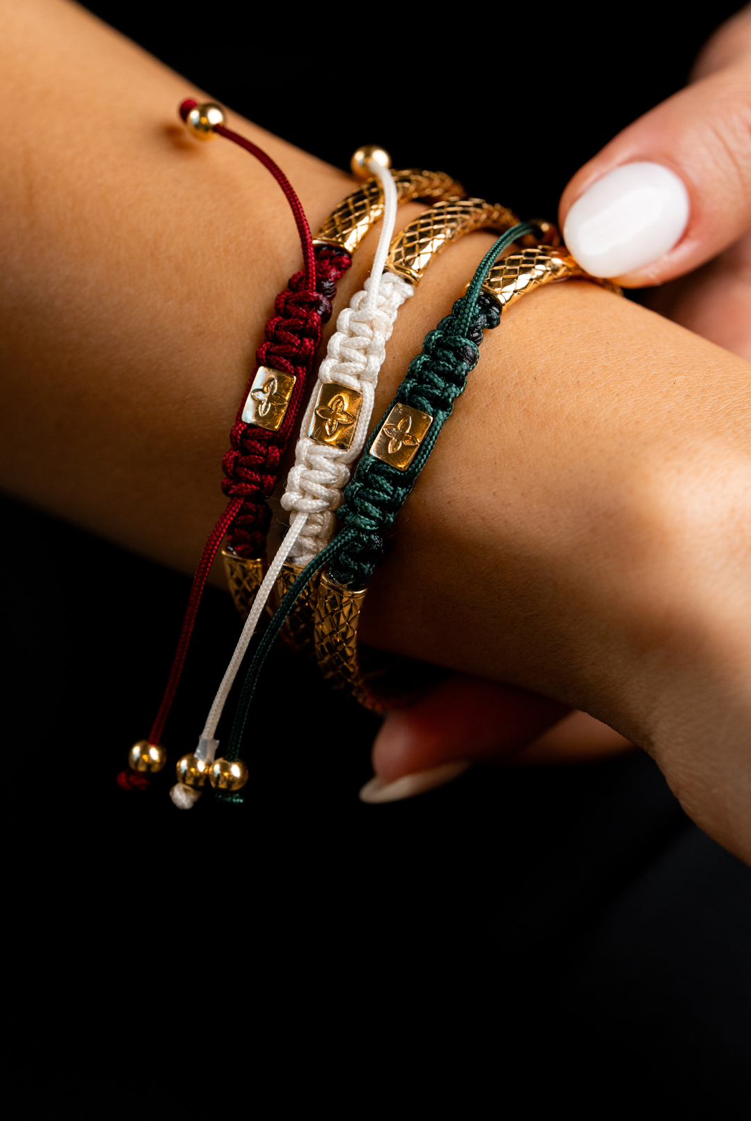 Pulseira em prata amarela com algodão bordeaux